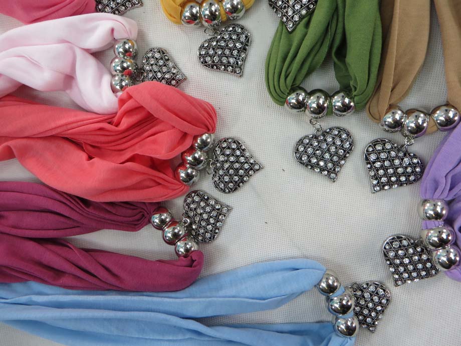 pendantscarf06ab