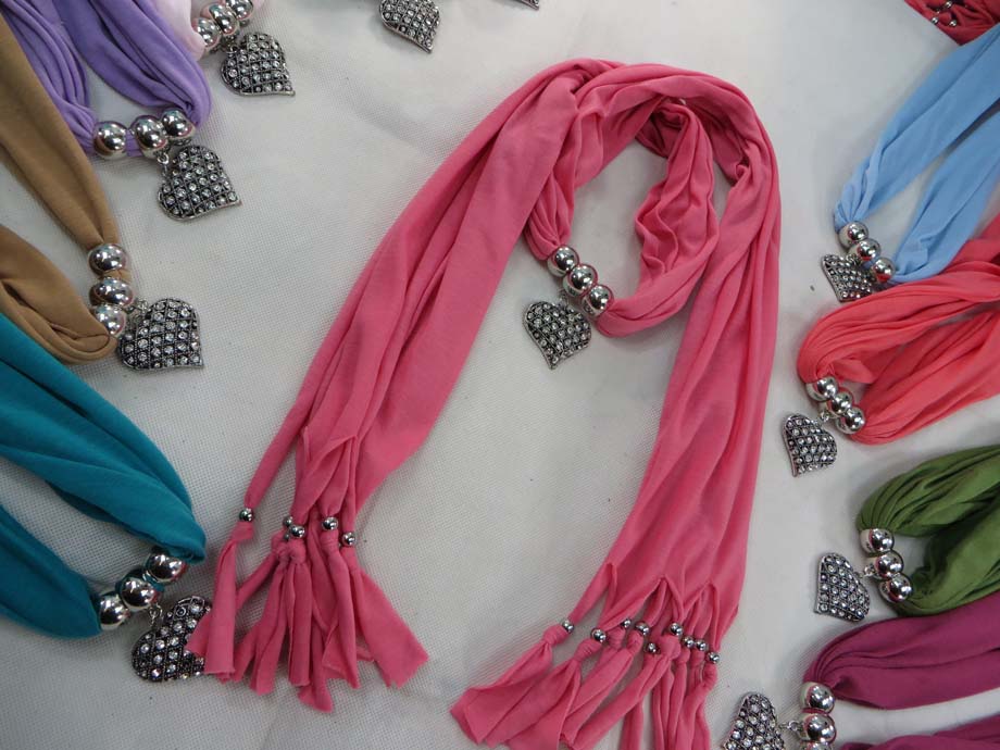 pendantscarf06f