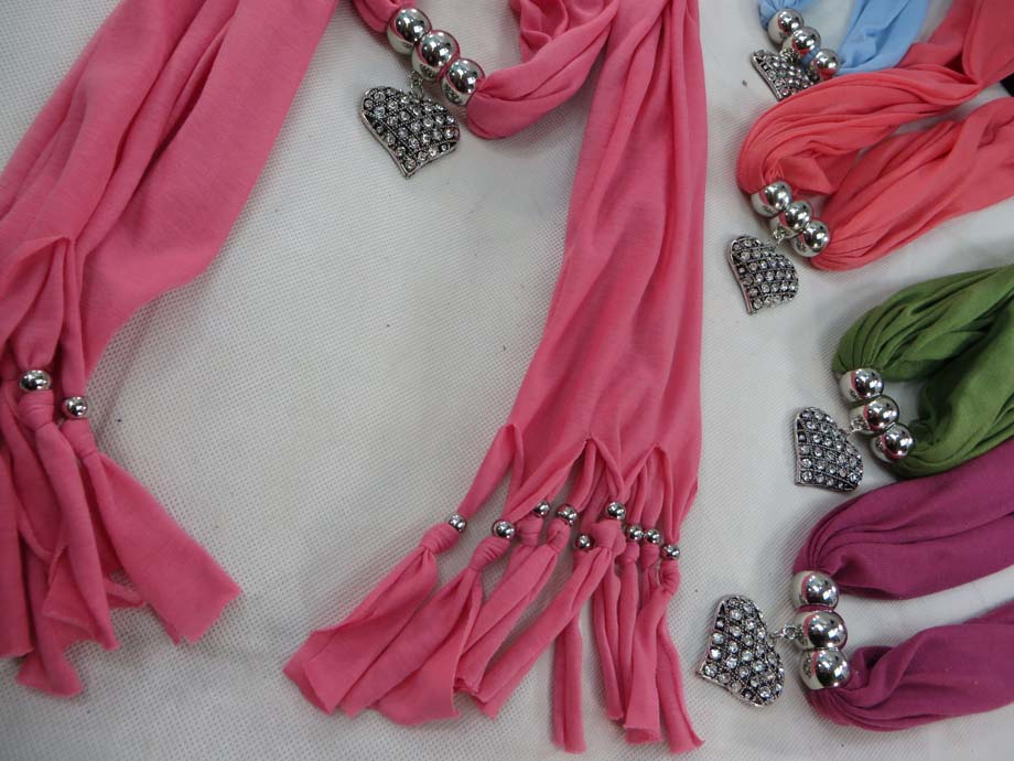 pendantscarf06h