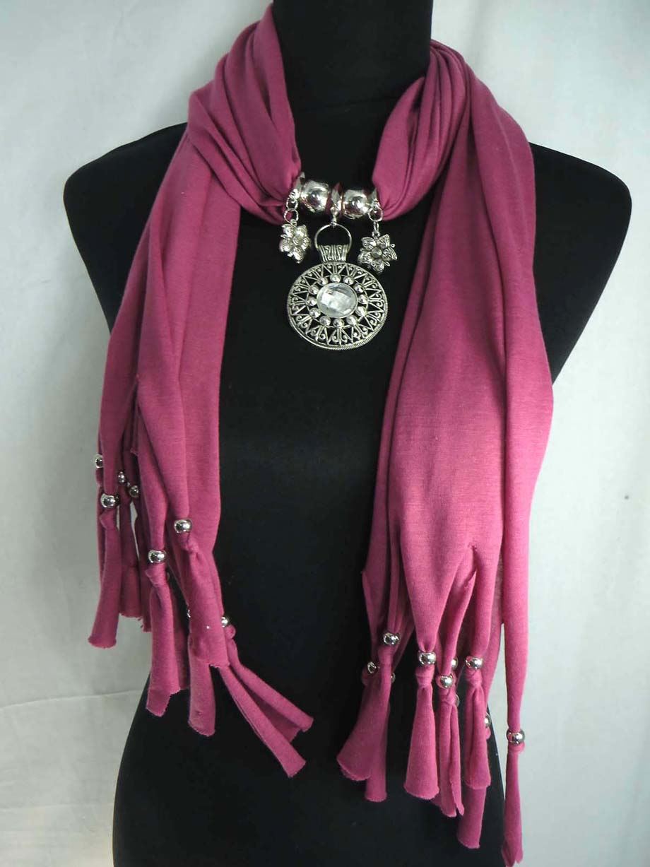 pendantscarf07uc