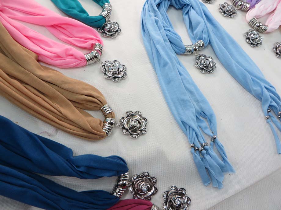 pendantscarf08f