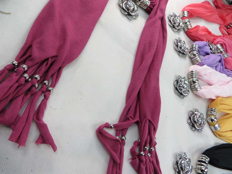 pendantscarf08o