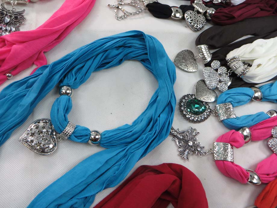 pendantscarf09f