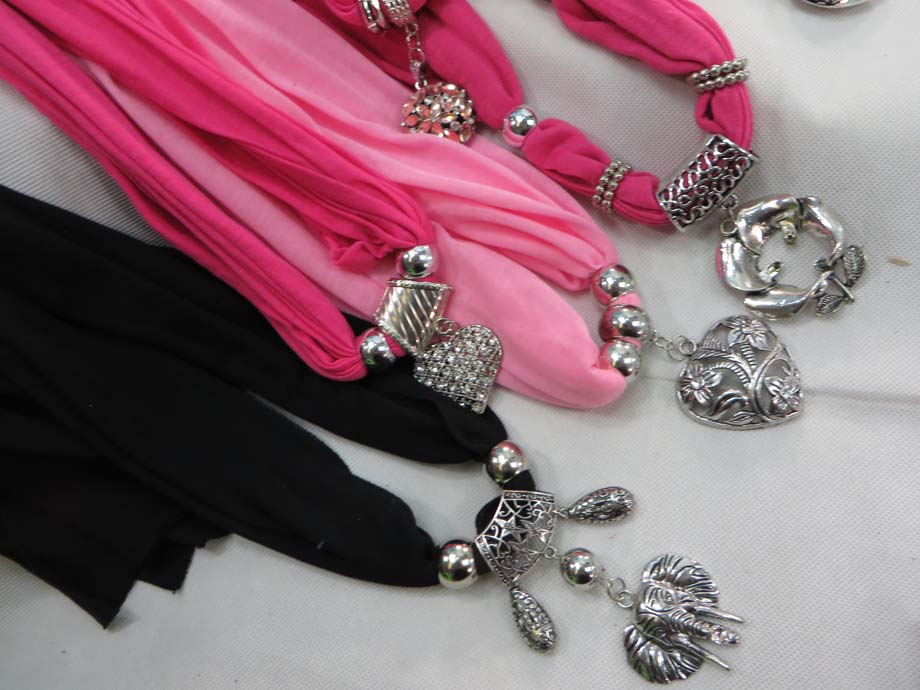 pendantscarf09j