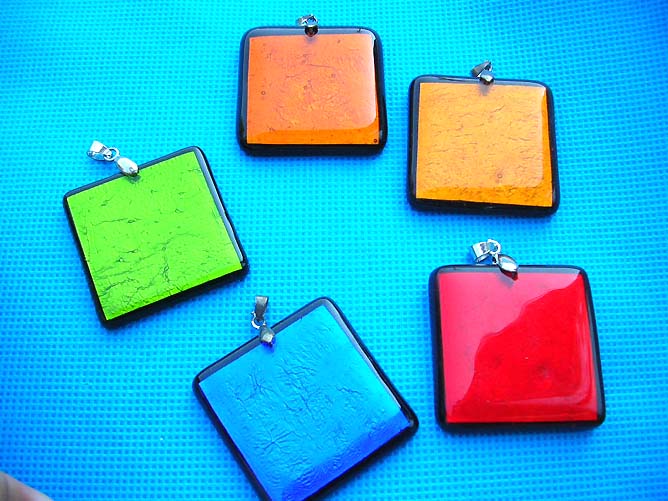 hand-blown-glass-pendant-09